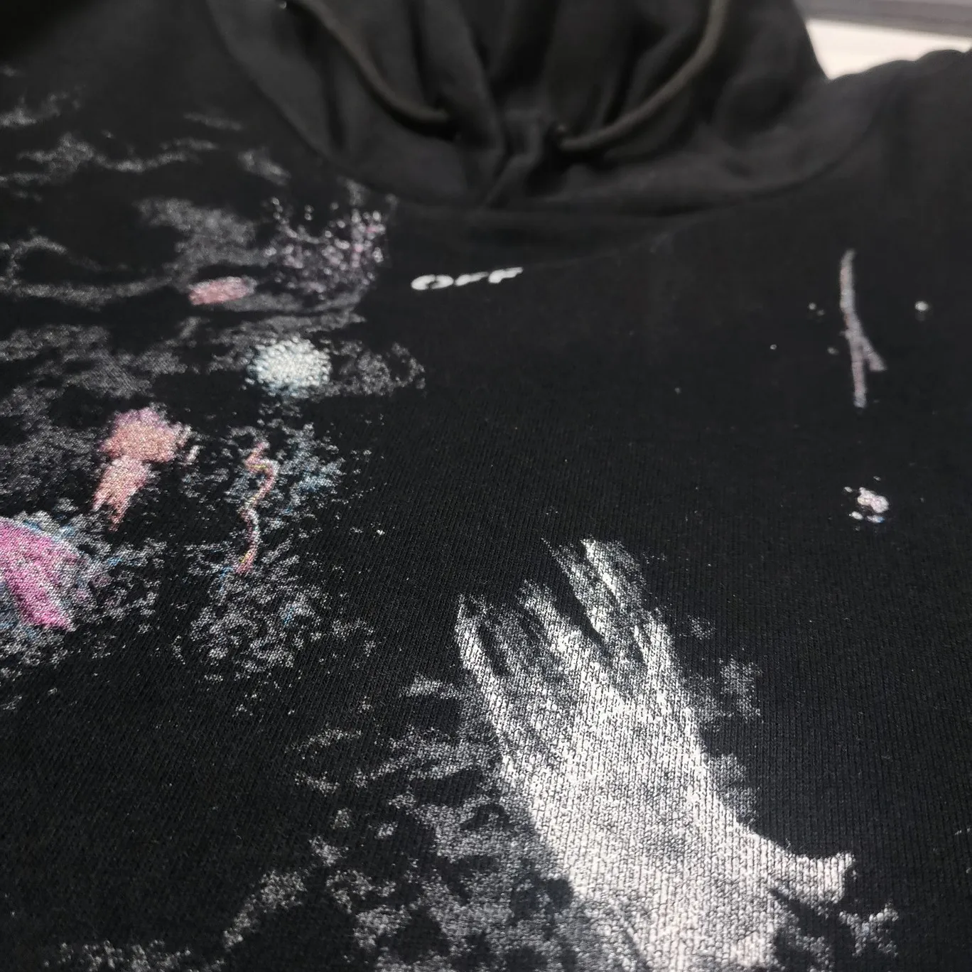 Supplementary details - the top tested version OFFWHITE Starry Sky Fireworks Melbourne limited splash hoodie hooded pullover sweatshirt Fabric: Made of custom-made (more than 490 grams - double-ply large terry fabric at the counter) high-gram weight fabric makes the clothes look more textured, soft to the touch, super thick, classic version, small dropped shoulders, micro silhouette! Pay attention to the important points~ The weight of more than 490 grams is not exaggerated and does not contain water. Those sellers who brag about the weight can only deceive novice customers. But when you get our goods, the weight and sinking are right there. You can taste it yourself, and the texture does not lie! (100% cotton fabric, no pilling) The white arrows on the back + the stripes on the arms are all made of foam and have a feel and protrusions. The fireworks color system is obtained through contrasting printing. There are eight panels in the whole body. Seven color sets and eight panels are printed in eight times. The first layer is gray, the second layer is white, the third layer is yellow, the fourth layer is green, the fifth layer is blue, the sixth layer is purple, the seventh layer is orange. The last layer is arrow paint printing. The seven colors are layered on each other, which will also create new colors. The arrows on the back and the front squares are first glued and then hung in four layers. The paint has an obvious concave and convex feeling. Quality speaks for itself in the details. The blue letters are electrostatic three-dimensional flocking, which is done separately and then printed through high-temperature thermal transfer‼ ️It can be called a fake killer, you can see that every detail on the clothes is ceiling craftsmanship‼ ️ Size chart